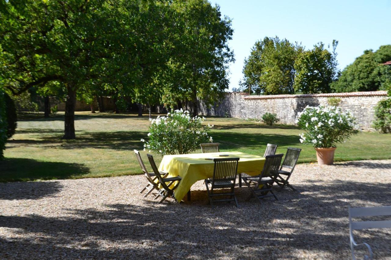 Le Petit Logis Bed & Breakfast Rouillac  Bagian luar foto